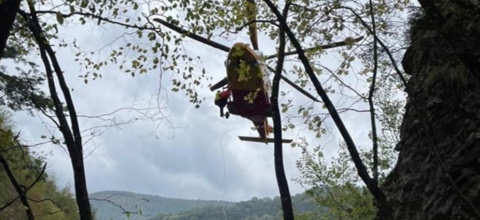 Perde l'equilibrio e scivola lungo un pendio, 45enne ferito chiede aiuto ad un famigliare che però si infortuna nell'aiutarlo